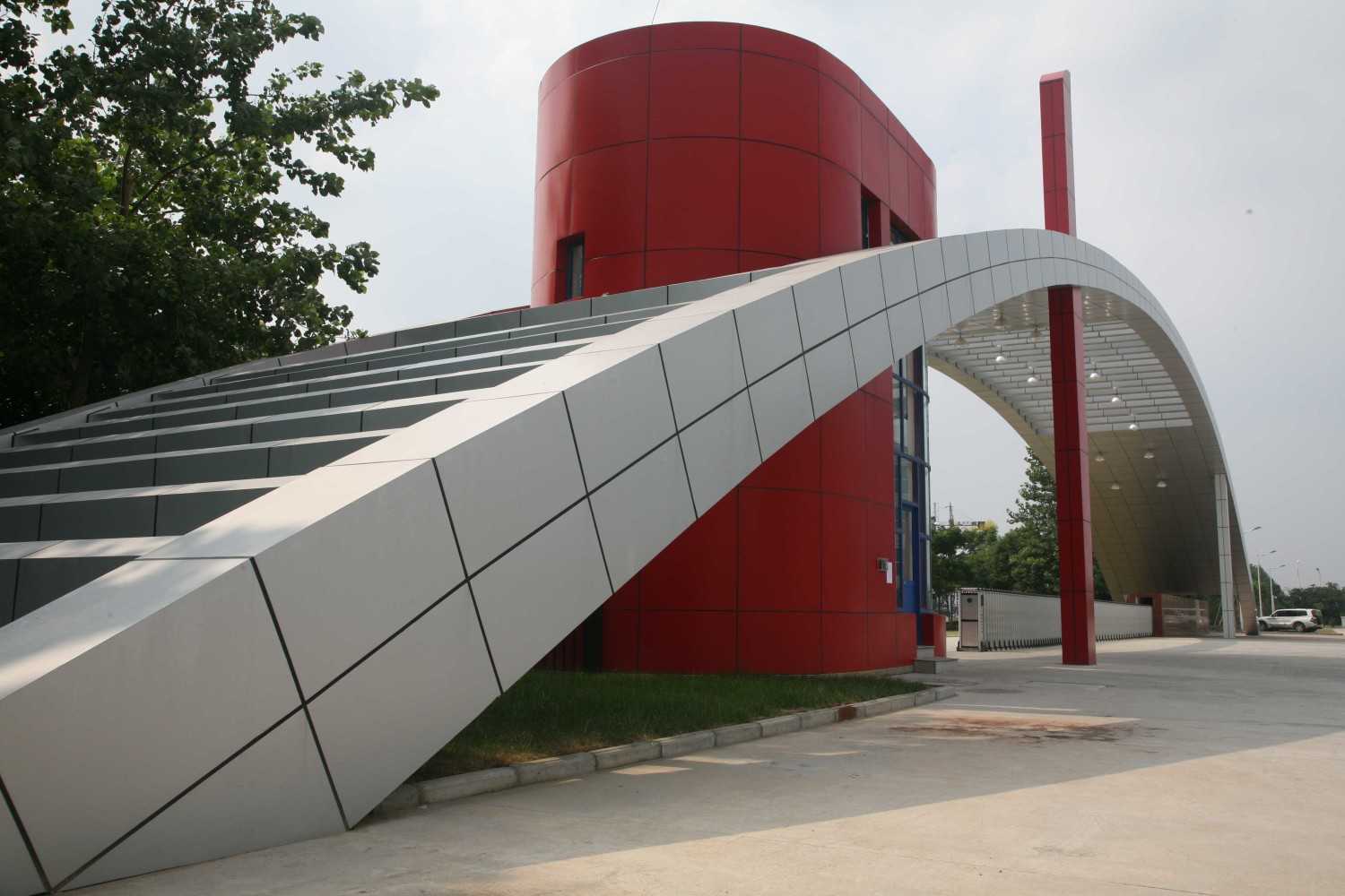 ACP pada fasad bangunan (Sumber: royaltouchinteriors.in)