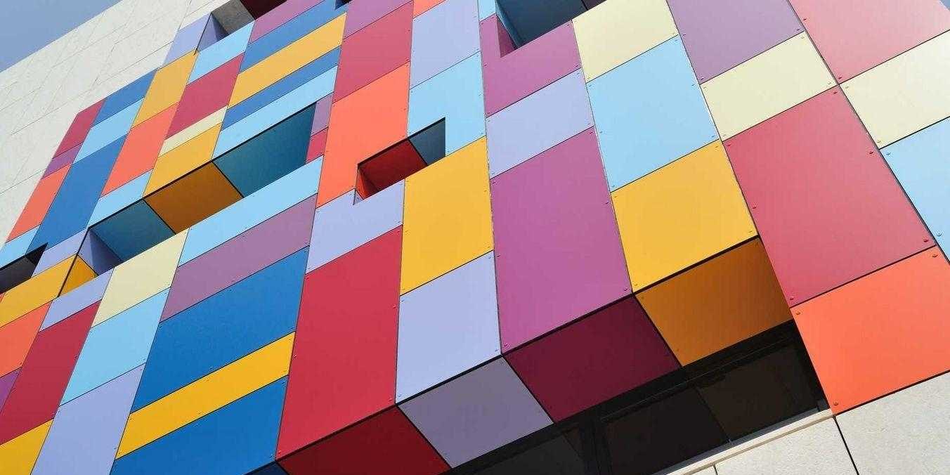 acp7 Alumunium Composite Panel pada fasad bangunan (Sumber: www.kmldesignerfinishes.com