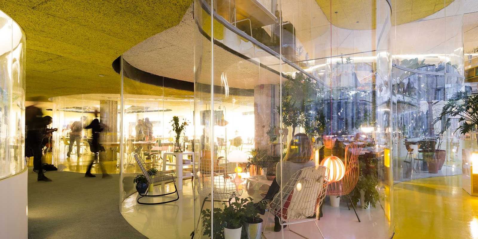 partisi kaca melengkung dalam ruangan warna kuning dan abu-abu partisi kaca lengkung