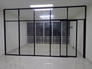 Partisi kaca aluminium