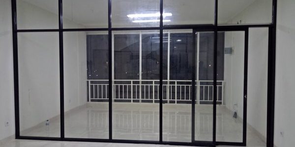 Partisi kaca aluminium