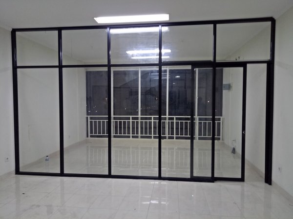 Partisi kaca aluminium