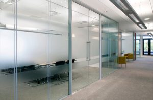 partisi kaca kantor