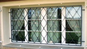 teralis jendela menyilang